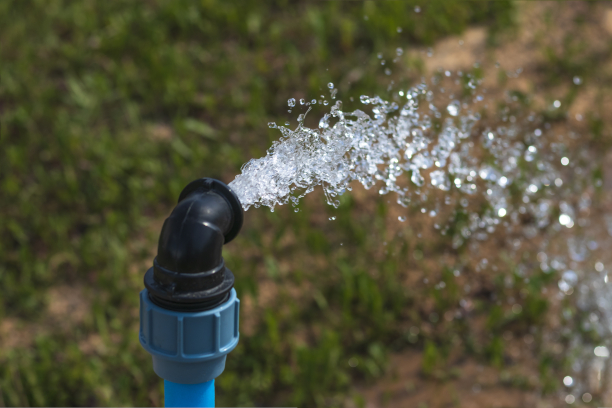 Rusztowanie przy ścianie budynku