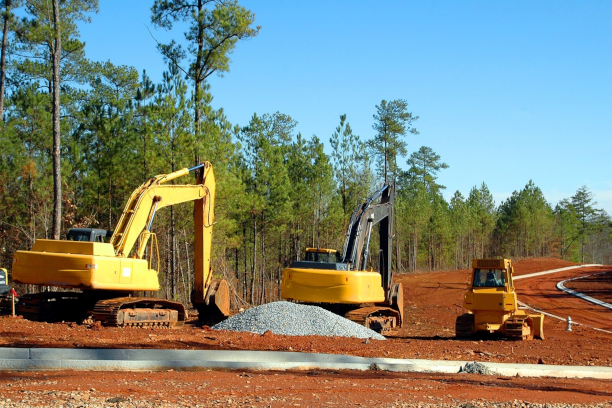 trzy koparki na budowie